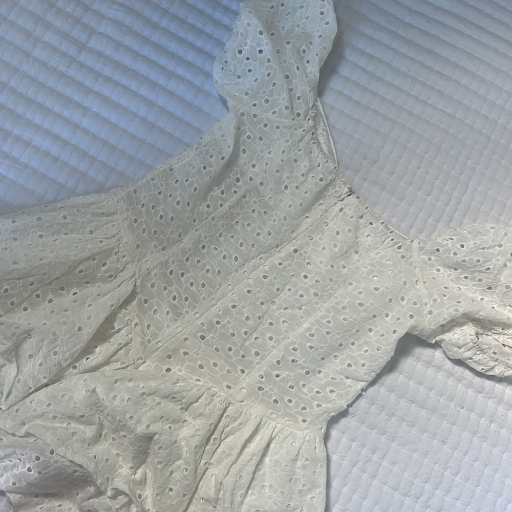 White eyelet flowy romper - Picture 3 of 3